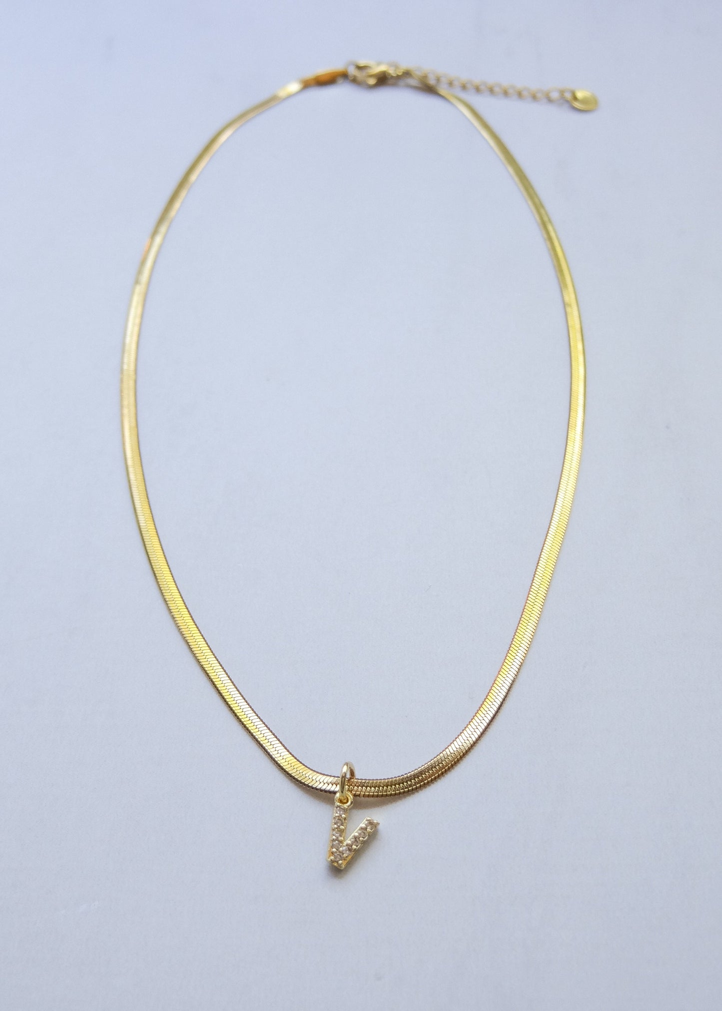Collar Letter V