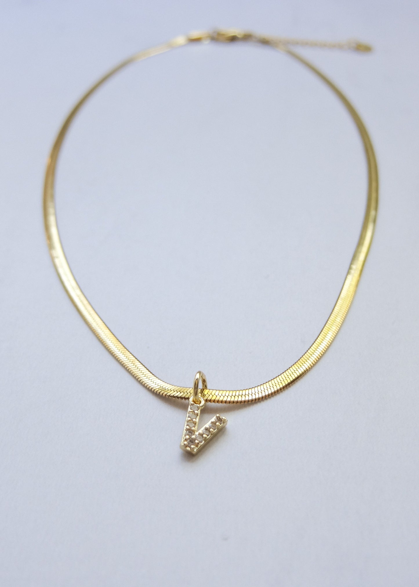 Collar Letter V
