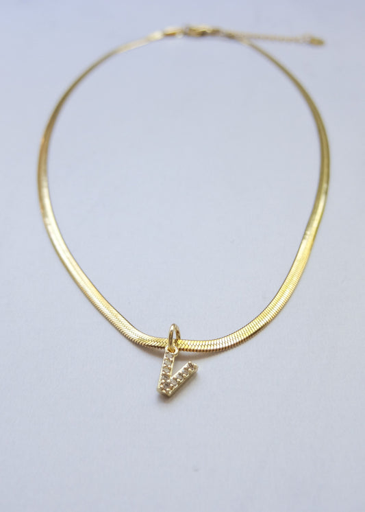 Collar Letter V