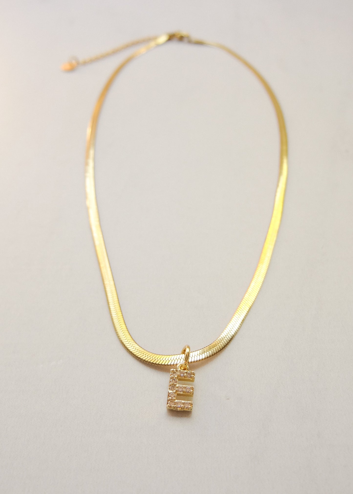 Collar Letter E