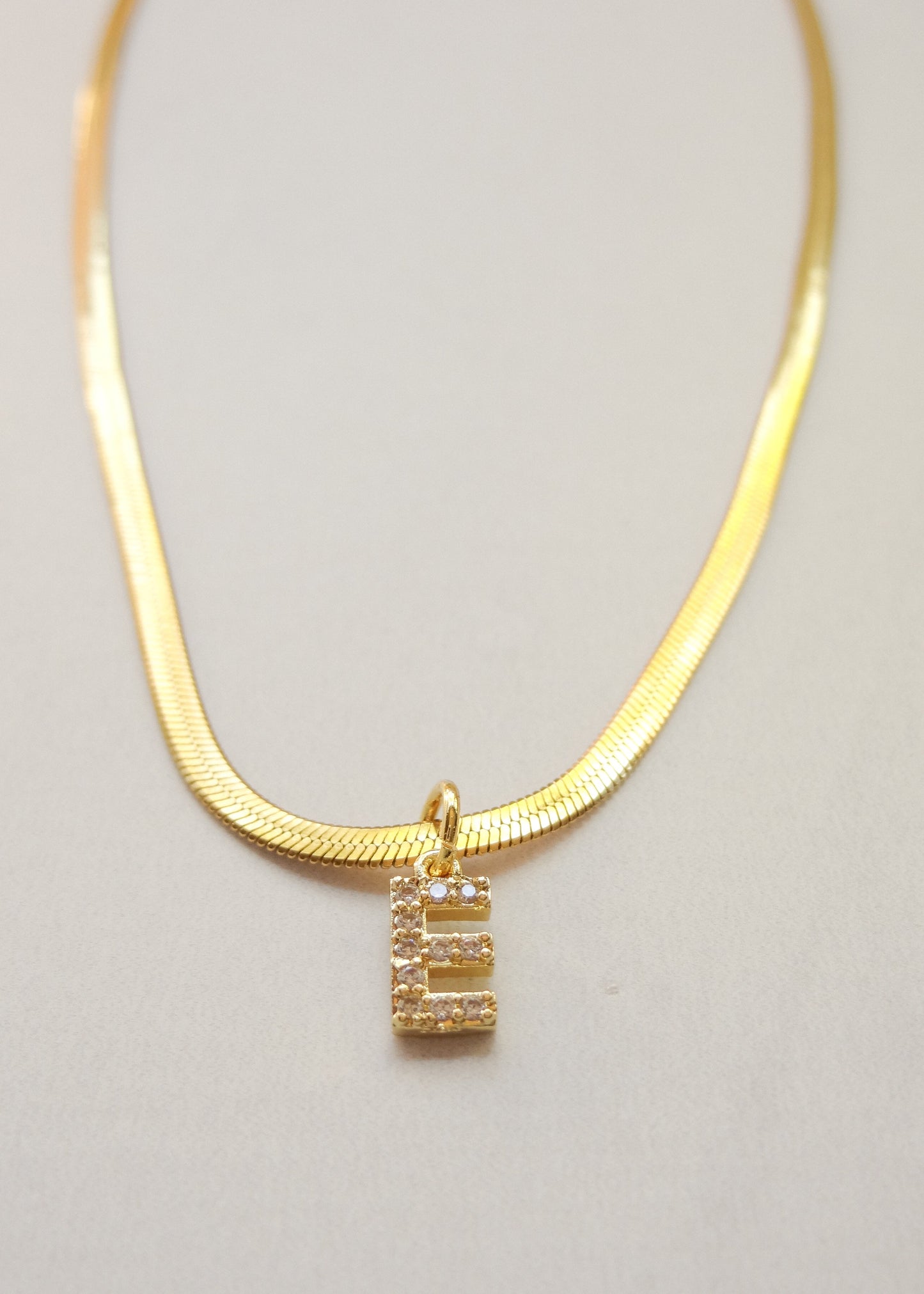 Collar Letter E